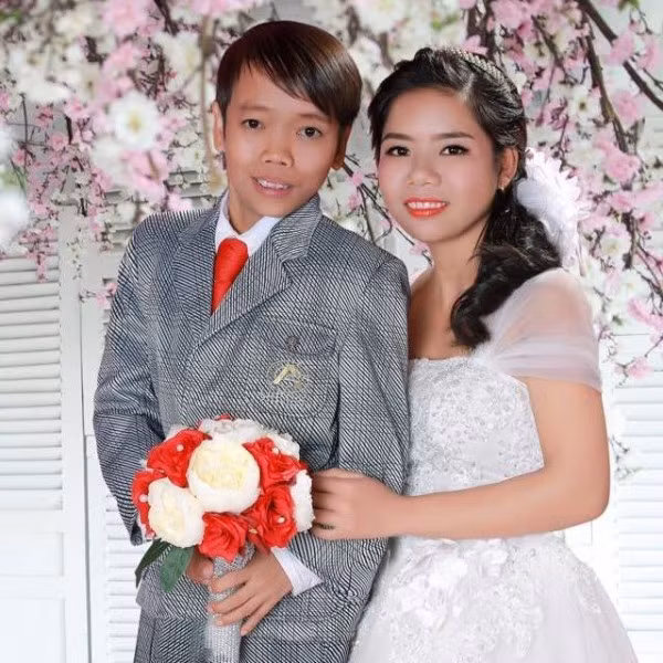 Độc giả Nguyễn Bình Anh bình luận: “Đích thực là đám cưới “độc nhất vô nhị” của năm rồi! Chúc cho hai người trăm năm hạnh phúc. Tuy nhiên, mình cũng thắc mắc là chú rể bao nhiêu tuổi mà sao “còi” quá vậy. Có phải tảo hôn không?“. “Ôi tình yêu!“, tài khoản facebook Trần Gia Tiến phải thốt lên như vậy khi xem những hình ảnh và clip của “nàng Bạch Tuyết và chú lùn” thời hiện đại. “Đám cưới này ở Hương Khê quê mình, các bạn đừng nghi ngờ gì nữa. Họ không phải tảo hôn như mọi người nghĩ đâu. Thấy bảo anh ấy bị bệnh từ nhỏ, cả hai bên gia đình rất vui vẻ và chúc phúc cho ngày vui của anh chị”, tài khoản Nguyễn Quỳnh Ly chia sẻ.