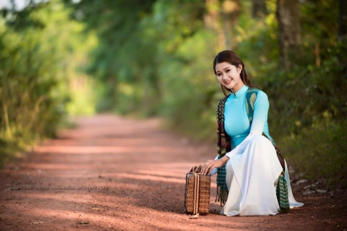 Mới đây nhất, Hà Thị Thảo vừa hóa thân thành thiếu nữ Hà thành xưa với bộ ảnh áo dài bên tàu hỏa. Những hình ảnh duyên dáng đó đã khiến biết bao chàng trai say đắm.