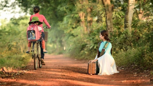  9X Quảng Bình sở hữu chiều cao 1,68m cùng nụ cười duyên dáng. Có lẽ vì thế cô nàng luôn thu hút nhiều ánh mắt nhìn của người đối diện.