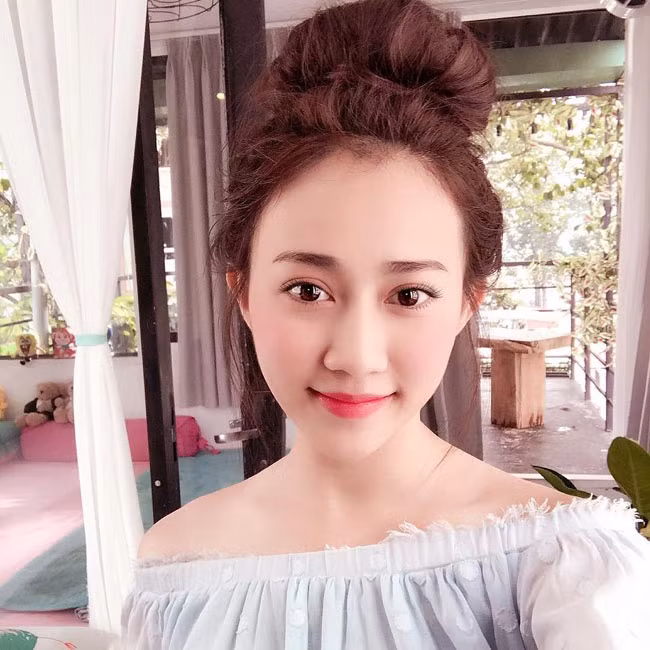 Với ngoại hình mặt thần tiên - thân hình nóng bỏng, Hồng Loan từng được mời tham gia nhiều MV ca nhạc.