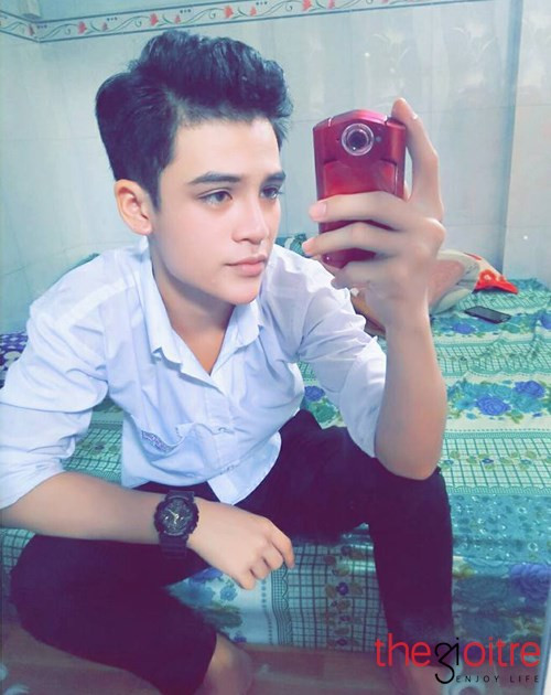 Gương mặt điển trai, lai Tây mang đến cho Dũng thêm tự tin vào ngoại hình nhưng cũng đặt chàng trai này vào những tình huống dở khóc dở cười.