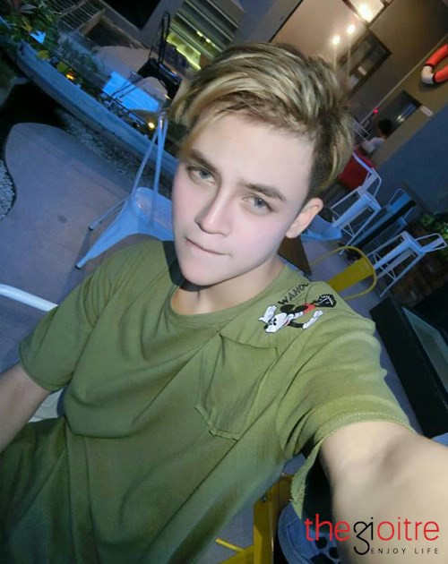 Có lần mình đi mua hàng, được chị bán hàng giới thiệu sản phẩm với mình bằng tiếng Anh từ đầu tới cuối, xong cuối cùng khi biết mình là người Việt thì cả cửa hàng đó đều cười rôm rả …”, đó là những kỉ niệm khó quên với Dũng.