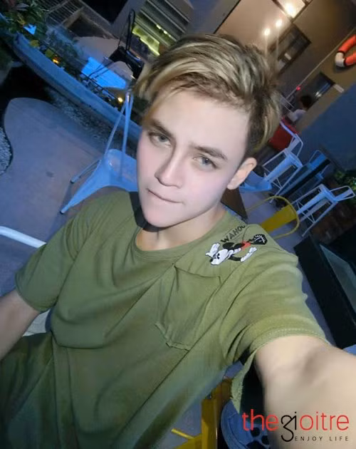 Có lần mình đi mua hàng, được chị bán hàng giới thiệu sản phẩm với mình bằng tiếng Anh từ đầu tới cuối, xong cuối cùng khi biết mình là người Việt thì cả cửa hàng đó đều cười rôm rả …”, đó là những kỉ niệm khó quên với Dũng.