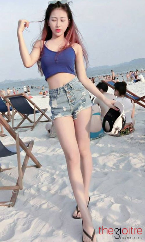 Sở hữu khuôn mặt thanh tú cùng nụ cười toả nắng, phong cách thời trang sành điệu Yến nhanh chóng chiếm được cảm tình của mọi người. Chắc chắn, ai cũng sẽ bất ngờ khi biết cô gái hiện đại này lại là một thiếu nữ dân tộc Mường.