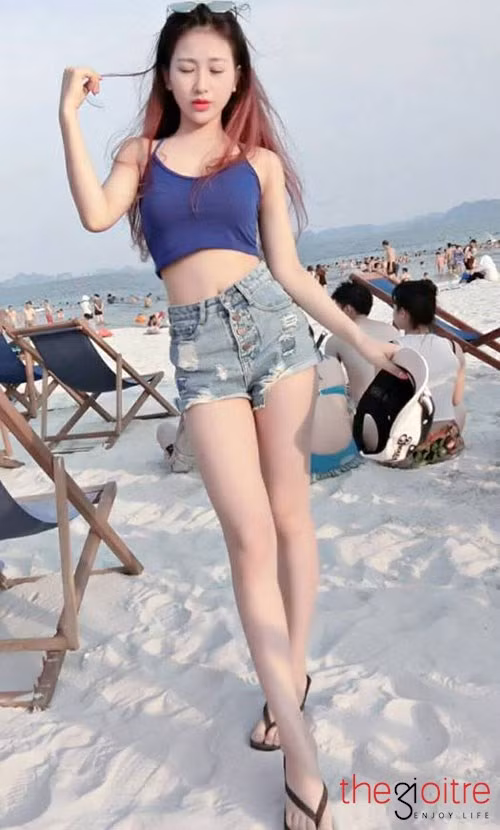 Sở hữu khuôn mặt thanh tú cùng nụ cười toả nắng, phong cách thời trang sành điệu Yến nhanh chóng chiếm được cảm tình của mọi người. Chắc chắn, ai cũng sẽ bất ngờ khi biết cô gái hiện đại này lại là một thiếu nữ dân tộc Mường.