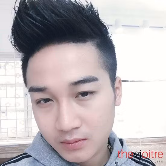 Là chàng trai cần cù, ham học hỏi và có “máu” kinh doanh nên từng có thời gian Duy Long đi làm đủ mọi công việc để kiếm số vốn để chuyển sang kinh doanh. Tuy nhiên lúc ấy còn quá trẻ và bỡ ngỡ ở lĩnh vực này nên Long đã “trắng tay” trong lần đầu kinh doanh.