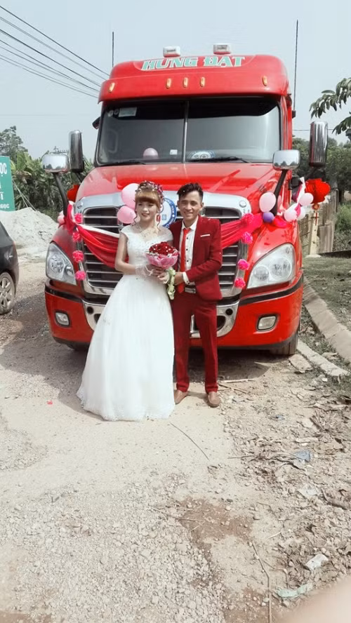 Công việc của chú rể Xuân Quyền hàng ngày gắn liền với chiếc xe container, chính vì thế, để đám cưới của mình thêm phần đặc biệt, chàng trai 9X đã nghĩ ra dùng chiếc phương tiện làm việc hàng ngày của mình vượt 27km đến Thái Nguyên rước vợ về dinh.