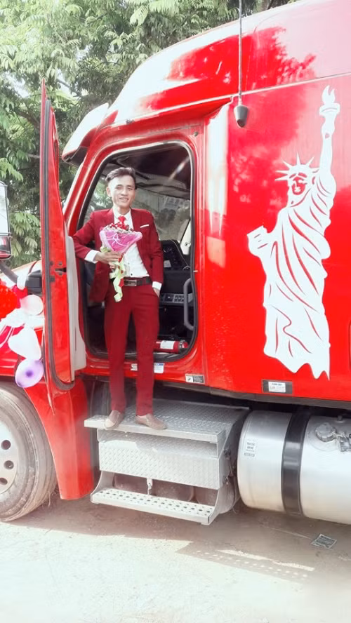 Ban đầu có ý định rước dâu bằng xe container Xuân Quyền cho biết vợ không đồng ý vì cưới nhau cả đời có một lần. Thế nhưng chàng trai đã thuyết phục vợ và được vợ đồng ý. “Mình lái xe được 5 năm, hồi mới yêu nhau vợ mình đi cùng thấy mình thức trắng đêm chạy xe nên cô ấy thương, không muốn cho theo nghề nữa. Nhưng mình đam mê nghề này nên đã thuyết phục được vợ”, Xuân Quyền cho biết.