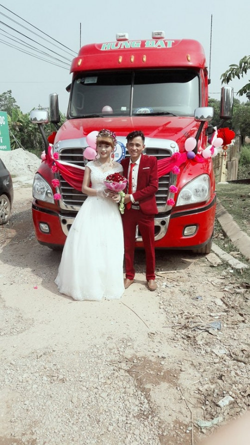 Công việc của chú rể Xuân Quyền hàng ngày gắn liền với chiếc xe container, chính vì thế, để đám cưới của mình thêm phần đặc biệt, chàng trai 9X đã nghĩ ra dùng chiếc phương tiện làm việc hàng ngày của mình vượt 27km đến Thái Nguyên rước vợ về dinh.