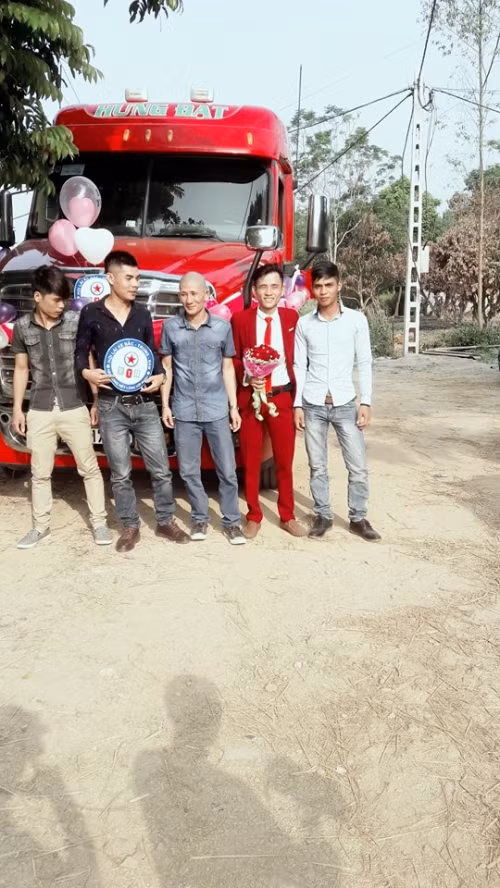 “Vì đam mê nghề, yêu xe nên mình quyết định chọn chiếc xe mà mình đi làm hàng ngày để đón dâu”, chú rể Xuân Quyền chia sẻ.