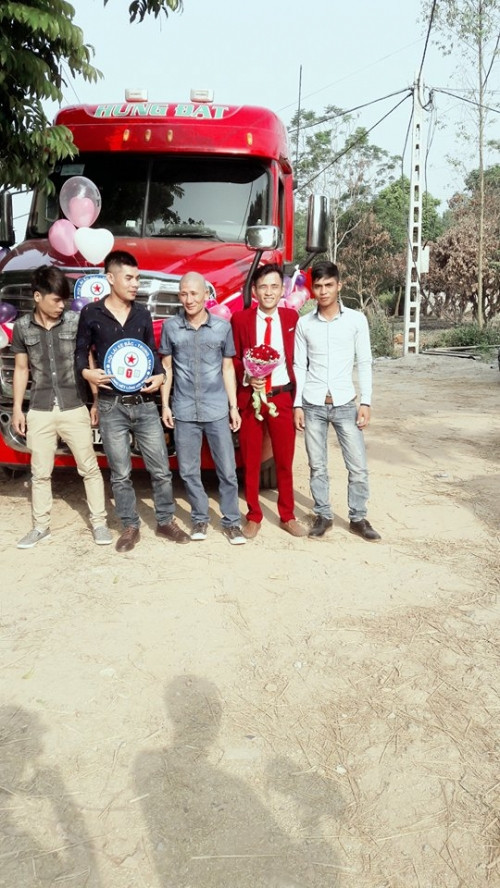 “Vì đam mê nghề, yêu xe nên mình quyết định chọn chiếc xe mà mình đi làm hàng ngày để đón dâu”, chú rể Xuân Quyền chia sẻ.