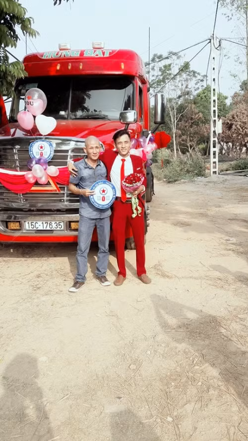 Xuân Quyền cho biết thêm, màn rước dâu của anh có sự giúp đỡ của các anh em trong hội lái xe Bắc – Trung – Nam, đặc biệt là anh trưởng hội Hoàng Tuấn đã lái xe lên Bắc Giang cho cậu đi rước dâu.