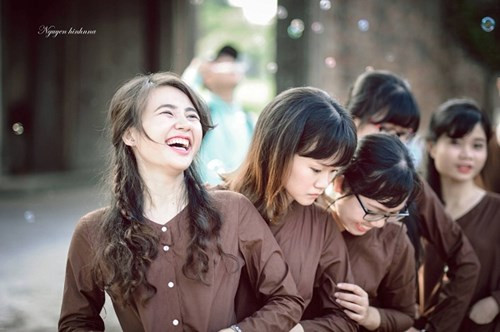 Để những khoảnh khắc này trở nên chân thật hơn, nhóm bạn sinh viên Bách khoa đã đầu tư trang phục áo bà ba truyền thống và lựa chọn một không gian đậm chất dân dã của miền quê Bắc bộ đó là làng cổ Đường Lâm.