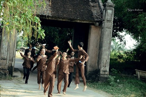 14 thành viên trường Bách khoa đã hóa thân thành những cô gái trong trang phục áo bà ba duyên dáng, nhí nhảnh và cực kì tinh nghịch bên cạnh các “chàng hoàng tử” của lớp.