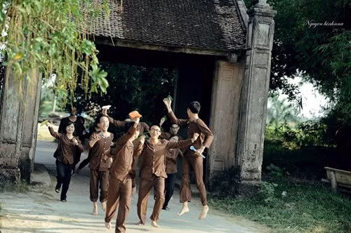 14 thành viên trường Bách khoa đã hóa thân thành những cô gái trong trang phục áo bà ba duyên dáng, nhí nhảnh và cực kì tinh nghịch bên cạnh các “chàng hoàng tử” của lớp.