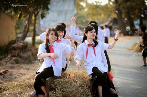 Bên cạnh chiếc áo bà ba để thể hiện những cảnh sinh hoạt đời thường, 14 thành viên lớp Sư phạm kỹ thuật - Công nghệ thông tin còn "hóa thân" thành cô cậu học sinh trong trang phục áo trắng học trò.