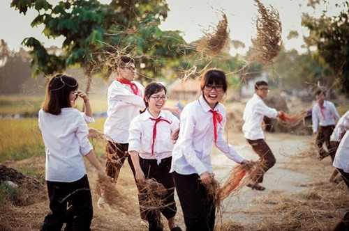 Hình ảnh tinh nghịch hồn nhiên, đáng yêu của tuổi học sinh.