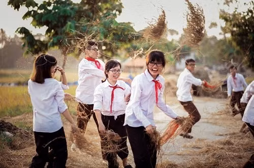 Hình ảnh tinh nghịch hồn nhiên, đáng yêu của tuổi học sinh.