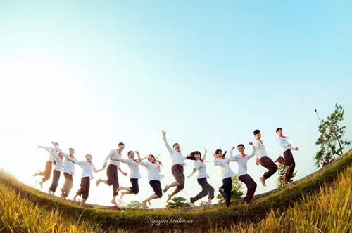 “Chúng mình đã có một ngày hạnh phúc và thoải mái bên nhau. Dù mai này có ra sao, tất cả cũng không thể quên được những kỷ niệm tươi đẹp này”, lớp trưởng Đức Cường chia sẻ thêm.