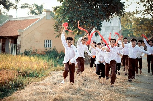 "Chụp bộ ảnh này, chúng em phải ra cánh đồng mà mùa hè này rất nóng, chụp ảnh mất cả một ngày nên cả lũ đều mệt. Bù lại, các bức ảnh đều rất đẹp và có ý nghĩa đối với cả lớp”, một thành viên khác trong lớp cho biết.