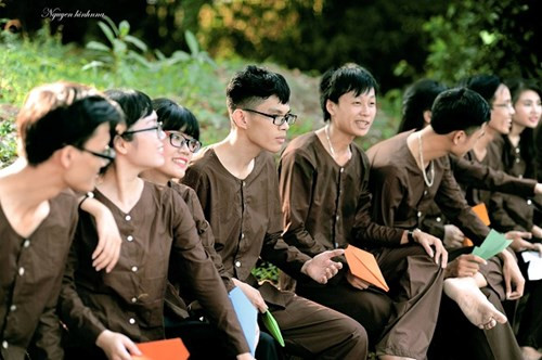 Hoài niệm về những tháng ngày vui đùa cùng bạn bên đồng lúa quê hương… 14 thành viên lớp Sư phạm kỹ thuật - Công nghệ thông tin K57 trường ĐH Bách khoa đã đưa vào bộ ảnh nhiều bối cảnh hết sức sinh động và nhí nhố, đúng chất nghịch ngợm của tuổi học trò.