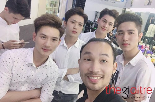 Hình ảnh các chàng trai mỹ nam thân thiết với nhau lại càng làm cho các fan hâm mộ thêm "cuồng".