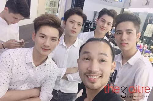 Hình ảnh các chàng trai mỹ nam thân thiết với nhau lại càng làm cho các fan hâm mộ thêm "cuồng".