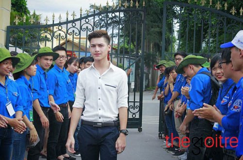 Quang Anh đã từng gây sốt với hình ảnh soái ca áo trắng bước ra từ một kỳ thi giữa hai hàng ngũ sinh viên tình nguyện, anh chàng thực sự nổi bật.