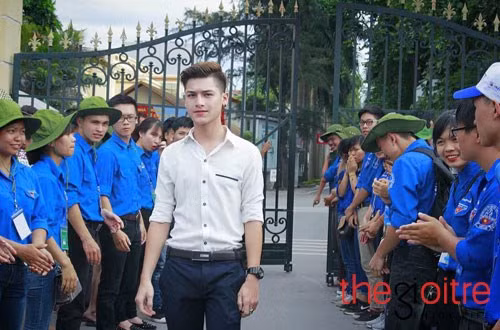 Quang Anh đã từng gây sốt với hình ảnh soái ca áo trắng bước ra từ một kỳ thi giữa hai hàng ngũ sinh viên tình nguyện, anh chàng thực sự nổi bật.