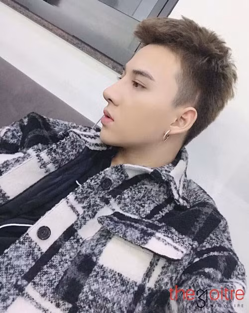 Hoàng Minh Phong biệt danh Châu Diệc Phong (1994 ) sinh ra ở Đài Loan, lớn lên ở Hà Nội. Là chàng trai sở hữu lượng follow khủng lên tới hàng trăm ngàn lượt nhờ vẻ ngoài đẹp như nam thần, phong cách cực kỳ chất, nhiều lúc còn bị nhầm tưởng là diễn viên điện ảnh ngoại quốc nào đó.