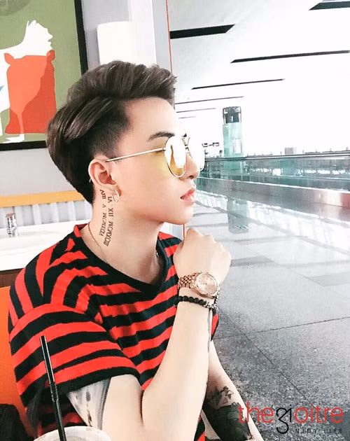 “Được mọi người quan tâm nhiều như vậy mình thực sự cảm thấy rất vui, có gì đó hào hứng hơn trong công việc, mình nghĩ ngoài tay nghề thực thụ thì vẻ bề ngoài sáng sủa cũng giúp mọi người ưu ái dành cho mình. Tương lai không xa, mình muốn mở một salon lớn, chuyên nghiệp do bản thân làm chủ", chàng trai chia sẻ.