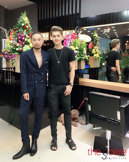 Đinh Quang Anh (1995) ở xứ Thanh. 9x là anh chàng mang một phong cách chững chạc ngoại hình nam tính. Sở hữu chiều cao lý tưởng cùng khuôn mặt như một model đôi khi Quang Anh còn bị lầm tưởng là một người mẫu khi tham gia vào sự kiện mang tính nghệ thuật nào đó.