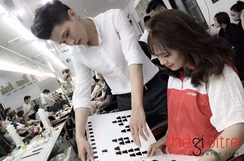 Với ước mơ trở thành một nhà tạo mẫu tóc chuyên nghiệp, Trung vẫn vừa làm công việc cắt tóc hàng ngày và vừa học hỏi thêm để dần biến ước mơ đó thành sự thật. Lượng theo dõi trên trang cá nhân của anh chàng ngày càng tăng cho thấy sức hút của 9x lan toả cỡ nào.