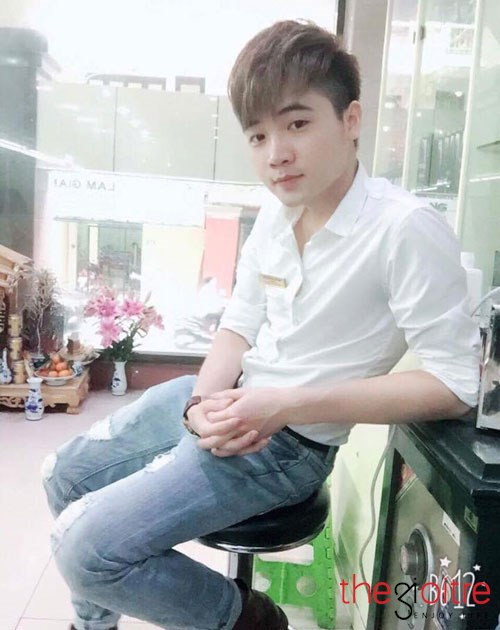 Hoàng Đình Toàn (1994) đến từ Nghệ Tĩnh. Biệt danh Toàn Bột đã nói lên phong cách và vẻ ngoài của Toàn. Một anh chàng có một gương mặt baby, chất gì đó như một chàng công tử da trắng, dáng đẹp được vô số fan yêu mến.