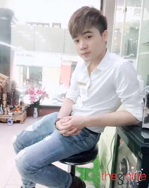 Hoàng Đình Toàn (1994) đến từ Nghệ Tĩnh. Biệt danh Toàn Bột đã nói lên phong cách và vẻ ngoài của Toàn. Một anh chàng có một gương mặt baby, chất gì đó như một chàng công tử da trắng, dáng đẹp được vô số fan yêu mến.