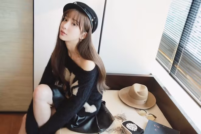 Mới 22 tuổi, nhưng Ying đã sở hữu một cửa hàng thời trang trên Taobao. Vì thế, cô có gu ăn mặc đa dạng, cá tính.