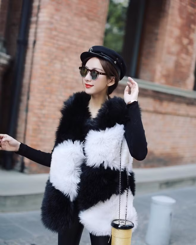 Bên cạnh kinh doanh, hot girl 22 tuổi còn lấn sân sang lĩnh vực người mẫu. Với vóc dáng chuẩn, gương mặt thu hút, cô được nhiều tạp chí, thương hiệu thời trang "chọn mặt gửi vàng".