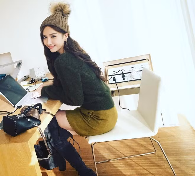 9X cũng thu hút sự quan tâm khi thường xuyên chia sẻ hình ảnh về cuộc sống xa hoa của mình trên trang cá nhân.