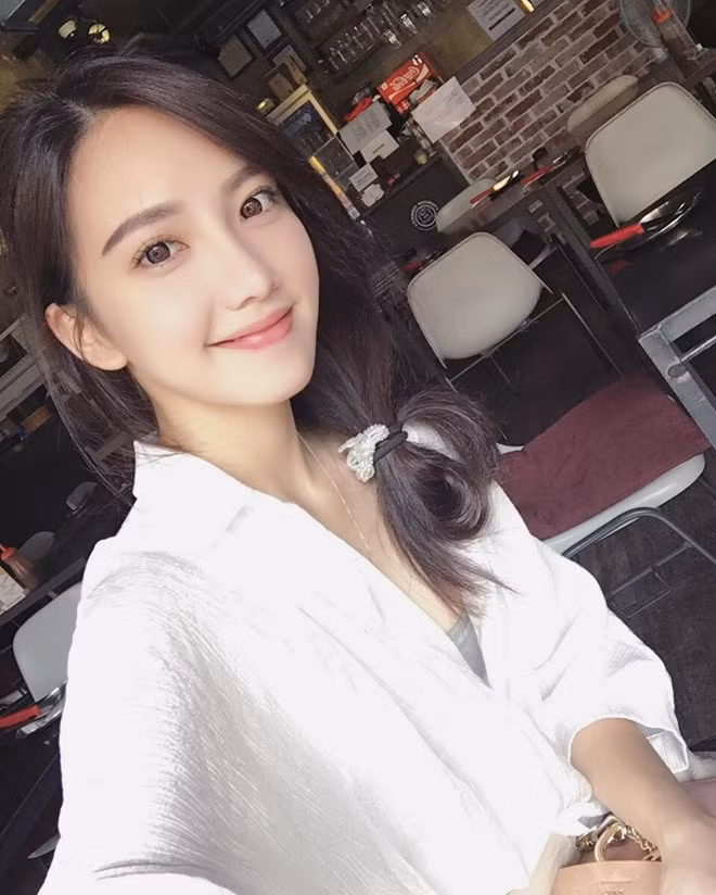 Gương mặt xinh đẹp, trong sáng của hot girl giống Angelababy được nhiều người khen ngợi.