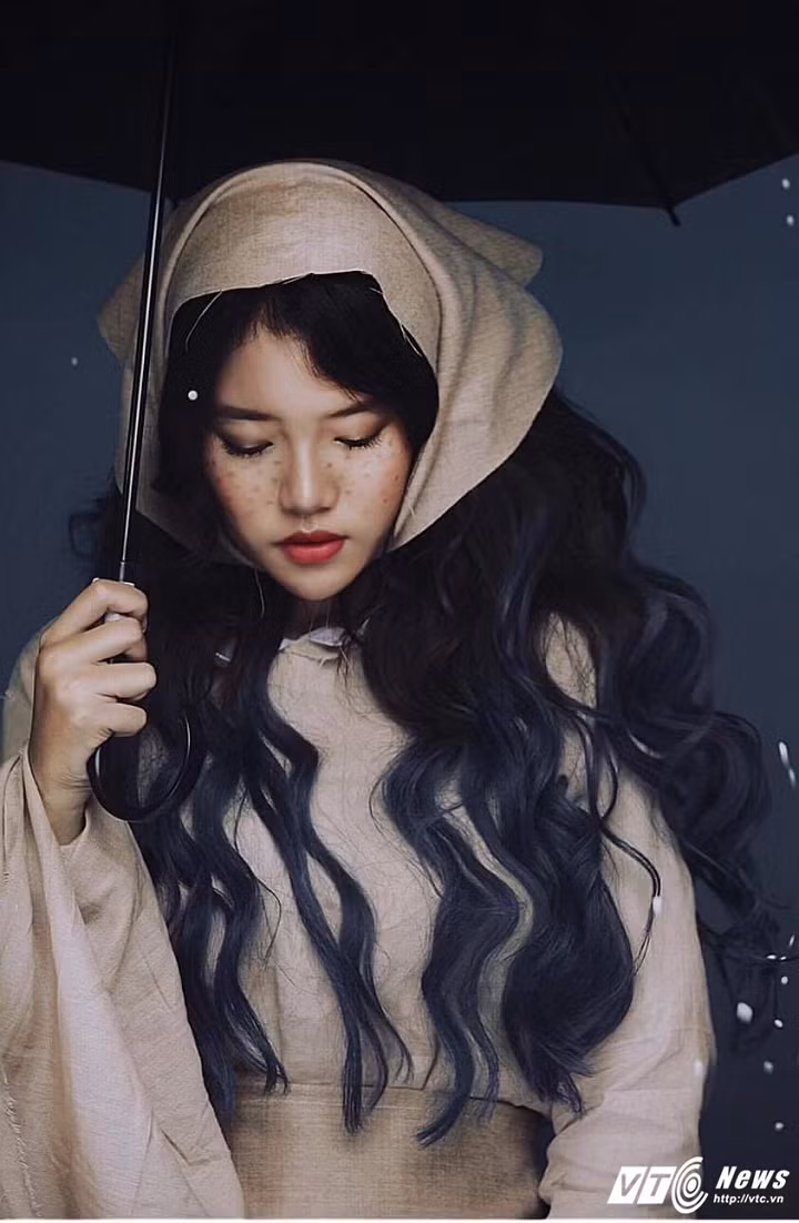 Mới đây, hot girl Thùy Trâm đã lên ý tưởng thực hiện bộ ảnh đón Giáng sinh có tên “Cô bé bán diêm” và nhận được nhiều lời khen ngợi từ bạn bè. Cô cho biết: “Thời gian này, không khí Noel tràn ngập khắp mọi nẻo đường ở Đồng Nai. Đó là lý do khiến em quyết định thực hiện một bộ ảnh đón Noel độc đáo ngay tại studio của nhiếp ảnh gia Leo Đình Bảo”.