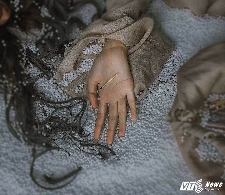 Giáng sinh 3 năm trước Trâm đã cùng gia đình trang trí hang đá và cây thông Noel. Những năm sau đó, Noel trở nên buồn hơn khi cô xa gia đình với cuộc sống tự lập. “Năm nay, em dự định sẽ đón Noel ở Đà Lạt cùng bạn bè và anh Hai của mình”, Trâm nói.