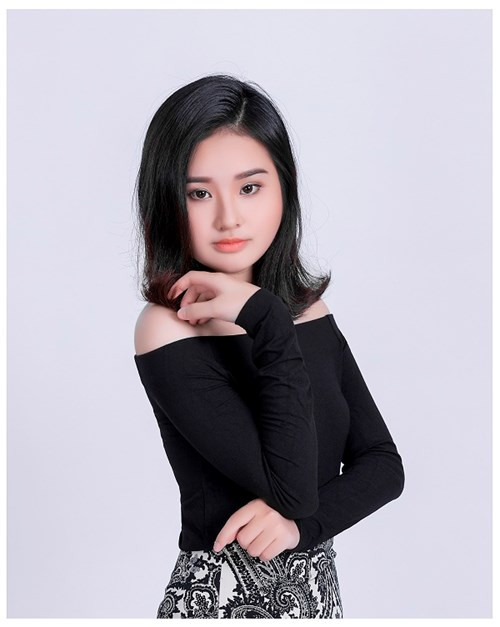 Thần tượng Miu Lê, cô nàng thậm chí thay đổi cách ăn mặc cũng như tạo kiểu tóc giống nữ ca sĩ.