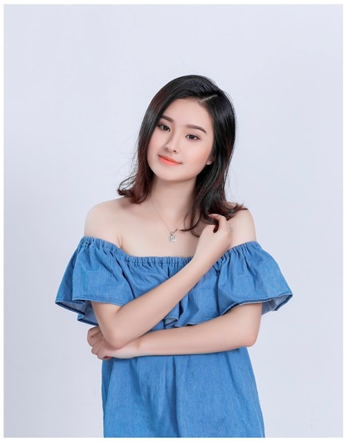 "Mình đi ra đường, đi tới trung tâm thương mại hay ăn uống cùng bạn bè, hễ gặp người lạ là nhiều người lại nhận xét mình giống ca sĩ Miu Lê như vậy. Thậm chí, không ít người còn tò mò hỏi rằng, mình có họ hàng gì với chị Miu nữa không?. Mỗi lần như thế, bản thân lại cảm thấy vui lắm. Vừa được bảo giống thần tượng, mà bản thân cũng như được khen", Phương Anh nói.