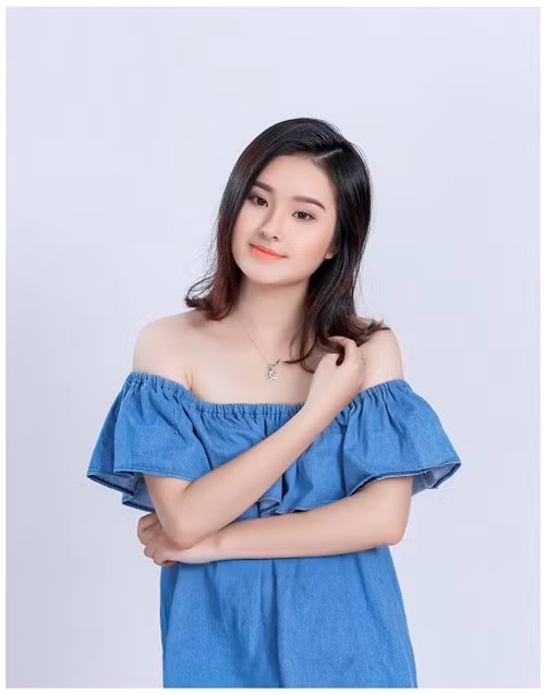 "Mình đi ra đường, đi tới trung tâm thương mại hay ăn uống cùng bạn bè, hễ gặp người lạ là nhiều người lại nhận xét mình giống ca sĩ Miu Lê như vậy. Thậm chí, không ít người còn tò mò hỏi rằng, mình có họ hàng gì với chị Miu nữa không?. Mỗi lần như thế, bản thân lại cảm thấy vui lắm. Vừa được bảo giống thần tượng, mà bản thân cũng như được khen", Phương Anh nói.