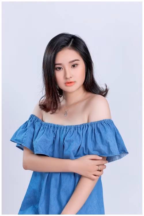 Ngay cả thần thái, vẻ trong sáng, dễ thương mang thương hiệu “Miu Lê”, chúng ta cũng dễ thấy được ở cô gái 9X này.