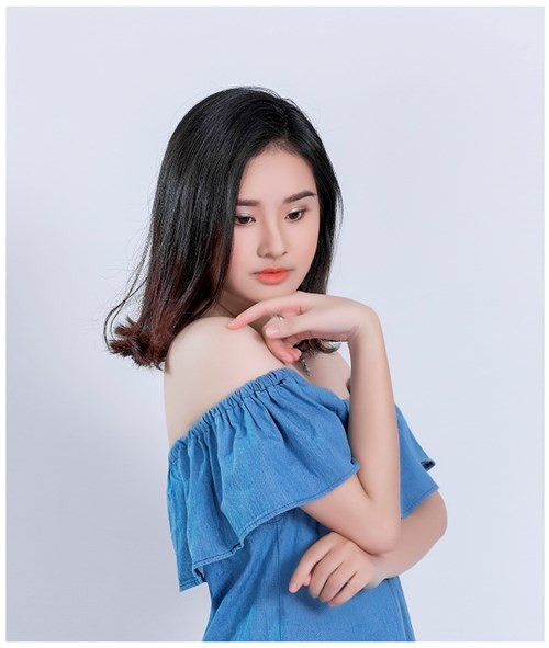 Nguyễn Phương Anh (sinh năm 1996) hiện đang là sinh viên năm 3, Khoa Mầm non, trường Cao đẳng Sư phạm Trung ương. Cô nàng được nhiều người chú ý vì gương mặt khá giống ca sĩ Miu Lê.