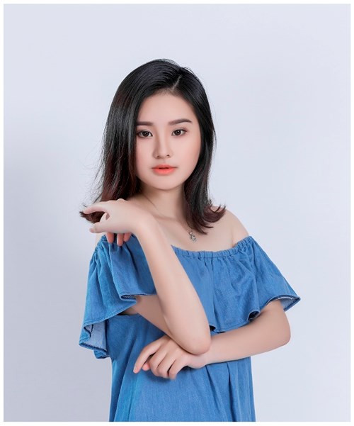 Giống như Miu Lê, Phương Anh sở hữu gương mặt bầu bĩnh và đôi mắt to tròn, cùng mái tóc ngắn ngang vai cá tính, trẻ trung.