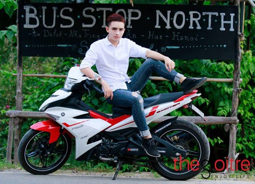 9X đa tài còn khiến nhiều cô gái tiếc "hùi hụi" khi Tân công khai giới tính thật của mình. "Được sống đúng với bản thân của mình là điều mình nghĩ cần phải làm. Mặc dù thời gian đầu việc công khai giới tính khiến mình bị áp lực, stress nhưng nghĩ lại mình thấy đó là sự lựa chọn đúng đắn", chàng trai đồng tính Thành Tân tâm sự.