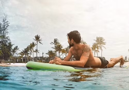 Thân hình đẹp mái tóc bồng bềnh cùng gương mặt nam tính của đôi blogger người Italy khiến nhiều bạn trẻ không thể rời mắt.