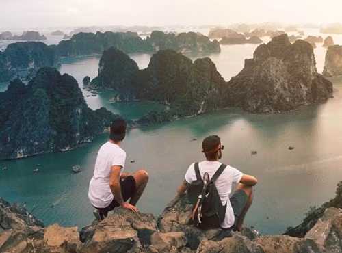 Hai "soái ca Tây" có chung đam mê xê dịch và quyết định cùng nhau đi du lịch khắp thế giới.